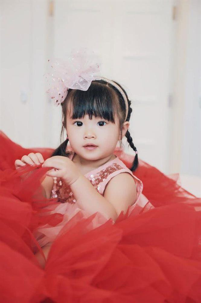 oorin váy voan đính kết kim sa lấp lánh cô bé diện trong những buổi tiệc quan trọng.