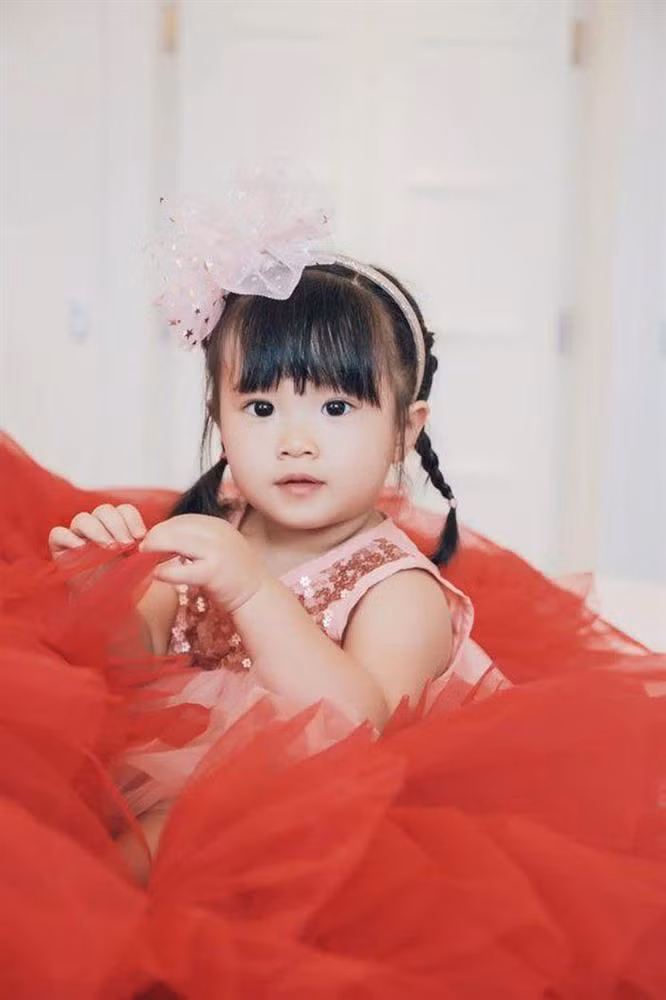 Boorin váy voan đính kết kim sa lấp lánh cô bé diện trong những buổi tiệc quan trọng.