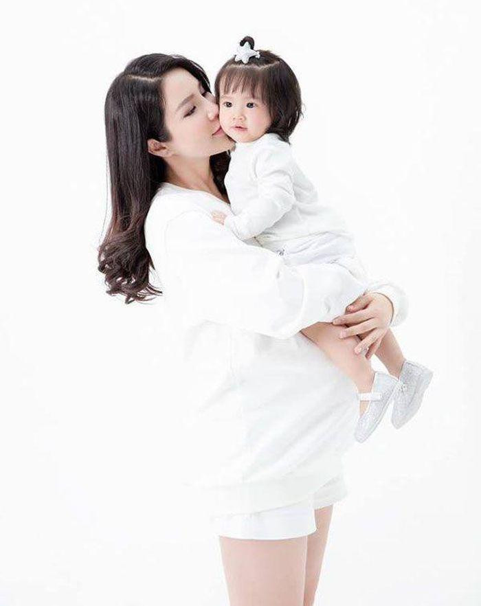 Cô bé có vẻ đẹp ngọt ngào giống mẹ nhưng đường nét tròn đầy giống ba, nhưng điều làm mọi người thích thú nhất khi Boorin xuất hiện đó chính là phong cách thời trang có nhiều điểm giống với mẹ Diệp Lâm Anh.