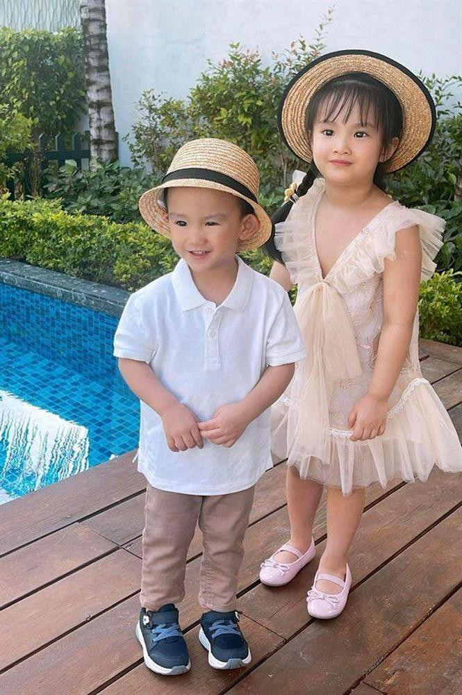 Cô bé 4 tuổi rất thích diện váy có thiết kế xinh xắn như công chúa, những mẫu váy xòe nhẹ, nhún bèo, phối ren với những tông màu pastel ngọt ngào hay trắng tinh khôi. Boorin được nhận xét có phong cách ăn mặc ngọt ngào và tinh khôi như một bản sao hoàn hảo của mẹ. Từ cách phối đồ cho đến cách tạo kiểu tóc, phụ kiện cho đến giày cũng đều ảnh hưởng ít nhiều từ Diệp Lâm Anh.