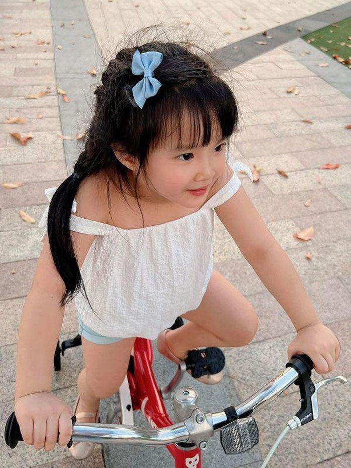 br/>Áo trễ vai mix kèm quần denim, giày búp bê và chiếc kẹp tóc xinh xắn.