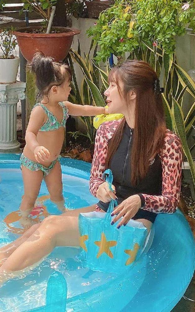 oorin khoác lên mình bikini hai mảnh khi đi bơi cùng mẹ.