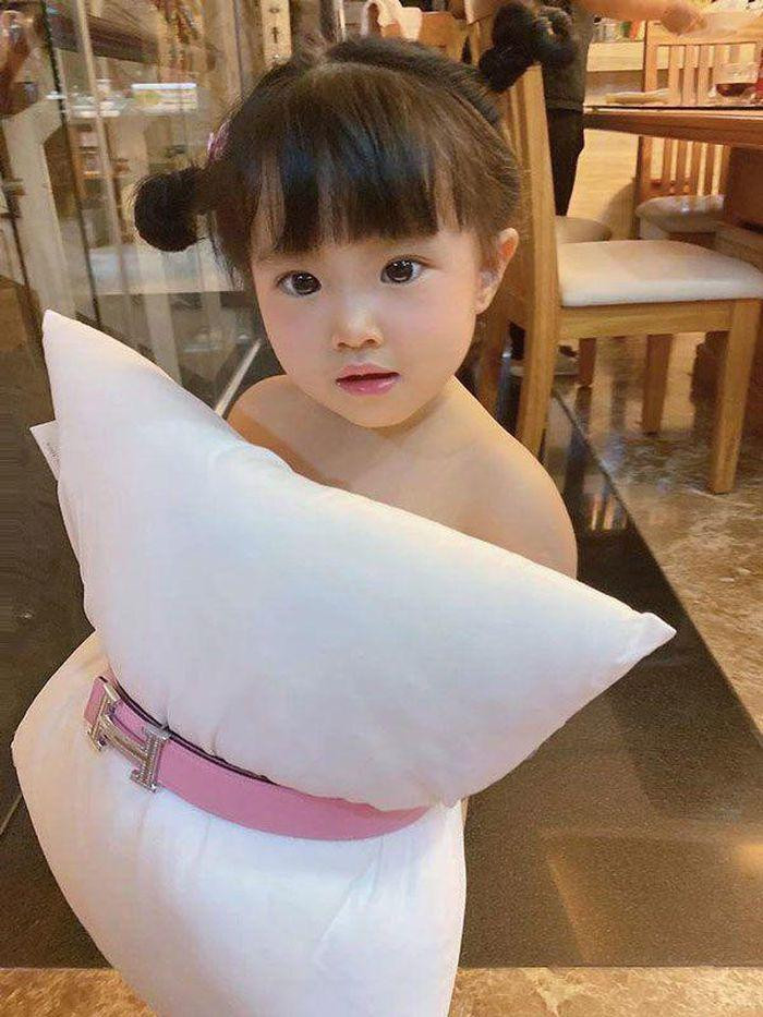 oorin hưởng ứng phong trào váy gối với chiếc thắt lưng Hermès sang chảnh.