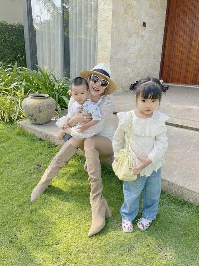 on gái lớn của Diệp Lâm Anh được người hâm mộ yêu thích bởi nhan sắc ngọt ngào và phong cách ăn mặc thời thượng.