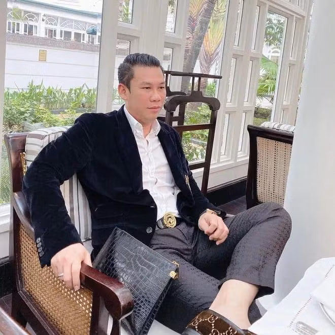 Mới đây, các "thánh soi" tinh mắt phát hiện ra động thái lạ từ doanh nhân Đức Huy - chồng cũ Lệ Quyên dành cho Thiều Bảo Trang. Theo đó, Đức Huy bấm theo dõi cả 2 chị em Thiều Bảo Trang - Thiều Bảo Trâm. Nam doanh nhân like không sót ảnh nào của người đẹp sinh năm 1992. Động thái lạ này đến từ nam doanh nhân khiến nhiều người đặt dấu chấm hỏi về mối quan hệ giữa Đức Huy và nữ ca sĩ họ Thiều.