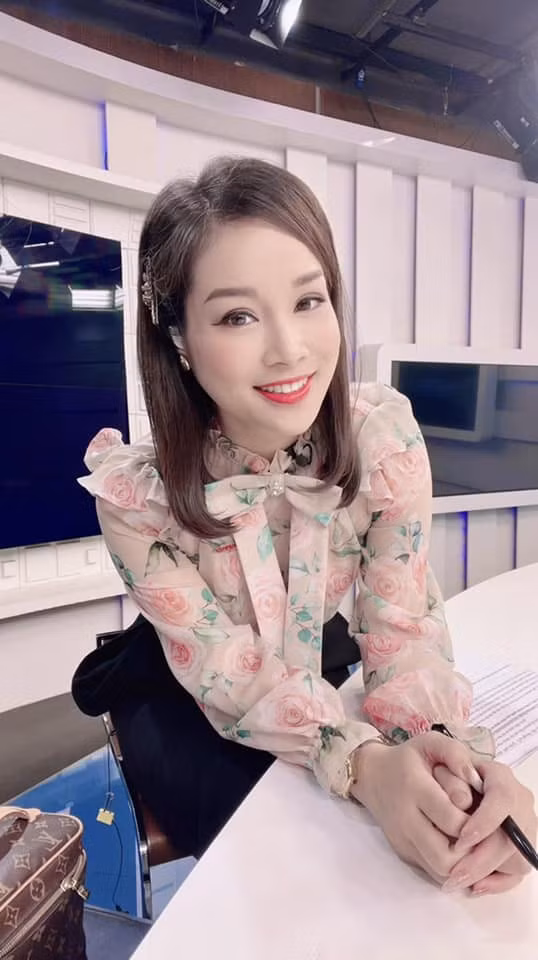 La Thanh Huyen khoe nhan kim cuong 