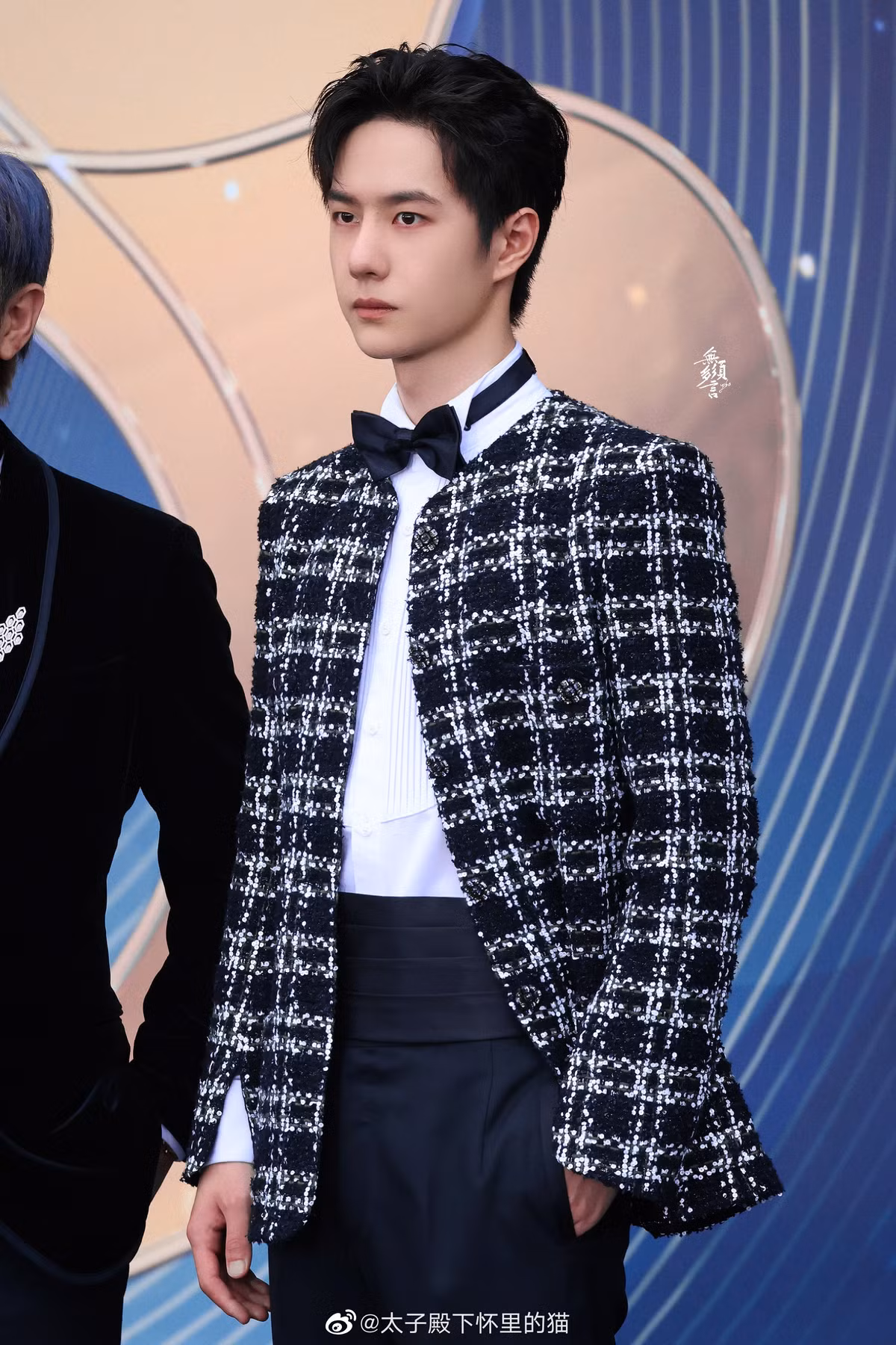 Nam diễn viên Vương Nhất Bác nổi bật với vẻ điển trai lịch lãm. Anh đang tham gia nhiều phim điện ảnh, đóng cặp với các nghệ sĩ Châu Tấn, Hồ Quân, Thẩm Đằng. Có thể thấy Vương Nhất Bác đang được các nhà sản xuất ưu ái.