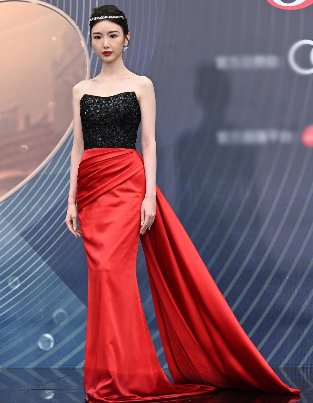 Nữ diễn viên Mao Hiểu Đồng bị đánh giá chọn sai trang phục, khiến cô trông già hơn. Hình ảnh thảm đỏ của ngôi sao Ba mươi mà thôi cũng bị đánh giá kém sắc, khác với loạt ảnh đã qua chỉnh sửa.