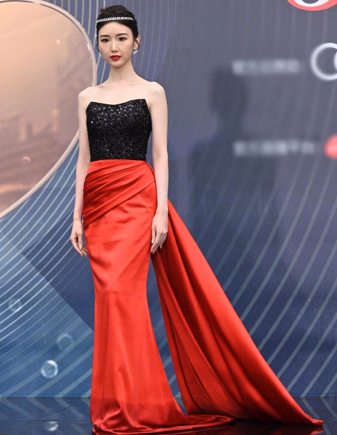 Nữ diễn viên Mao Hiểu Đồng bị đánh giá chọn sai trang phục, khiến cô trông già hơn. Hình ảnh thảm đỏ của ngôi sao Ba mươi mà thôi cũng bị đánh giá kém sắc, khác với loạt ảnh đã qua chỉnh sửa.