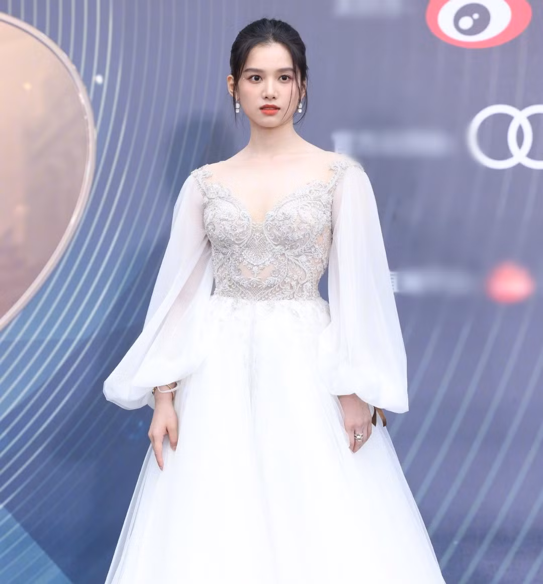 Nữ diễn viên sinh năm 1999 Trương Tịnh Nghi là học trò cưng của Châu Tấn. Cô được đánh giá có vẻ đẹp lạ, giàu cảm xúc. Người đẹp đang đóng cặp với Trần Phi Vũ, con trai đạo diễn Trần Khải Ca, trong phim truyền hình Chiếc bật lửa và váy công chúa.