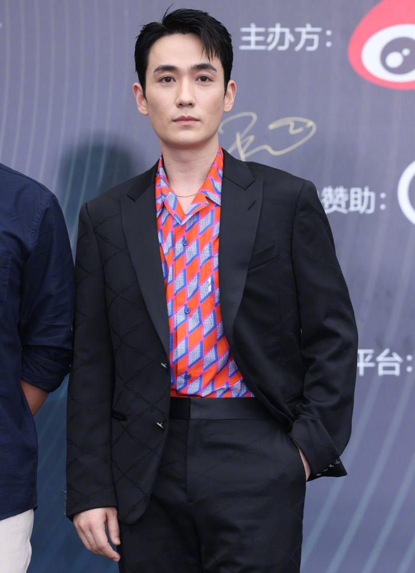 Nam diễn viên Lý Thần với phong cách quý ông lịch thiệp trên thảm đỏ Đêm hội Weibo. Danh tiếng của Lý Thần giảm nhiệt sau khi chia tay Phạm Băng Băng. Nam diễn viên Chu Nhất Long có một năm thành công khi dự án Nhân sinh đại sự (Chuyện lớn đời người) do anh đóng chính đạt doanh thu trên 1 tỷ NDT.