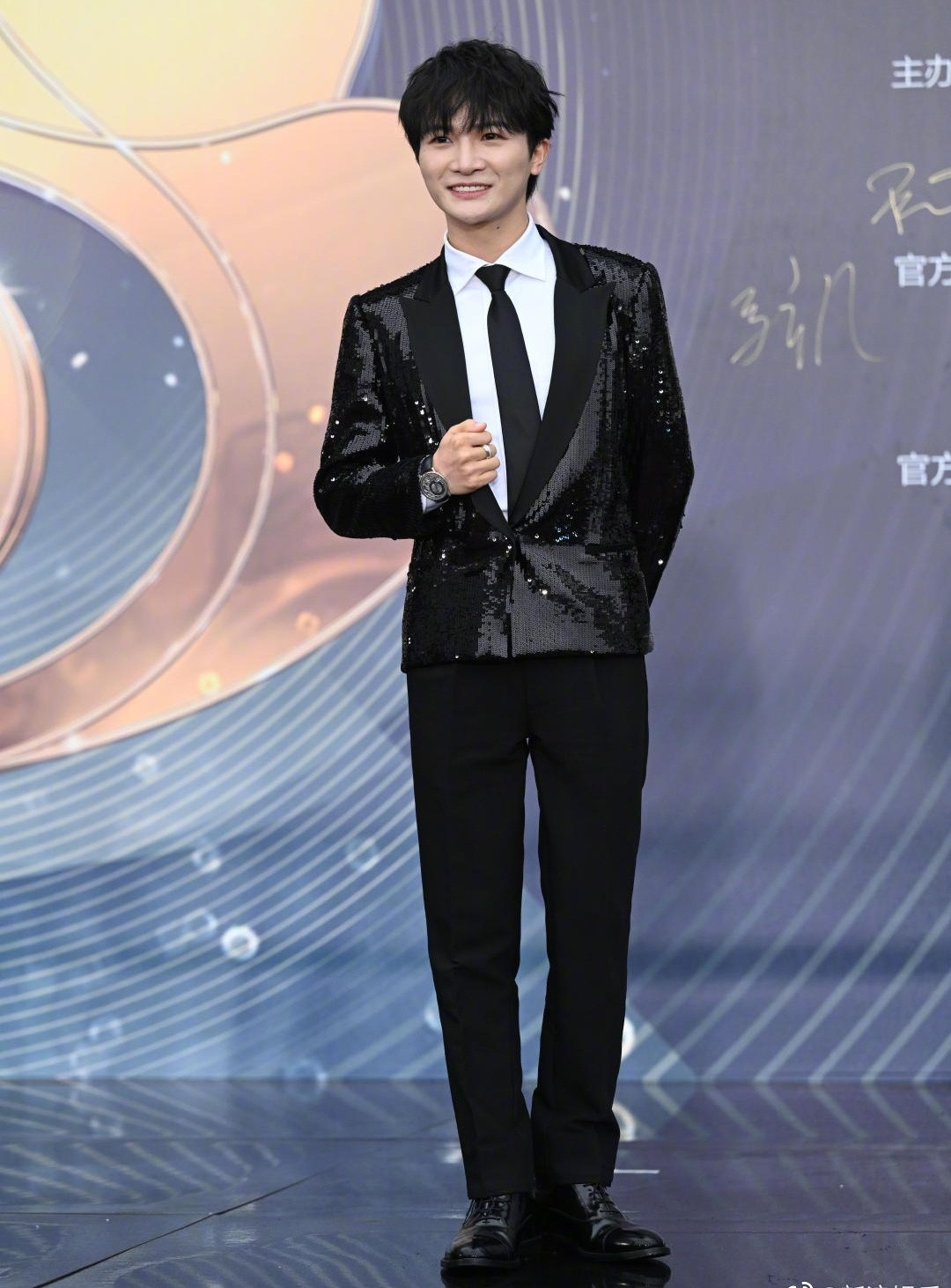 Lý Dịch Phong vẫn chứng tỏ sức hút mạnh mẽ khi được săn đón mỗi lần xuất hiện công khai. "Ông hoàng nhạc phim" Châu Thâm đi thảm đỏ với nụ cười thân thiện quen thuộc.