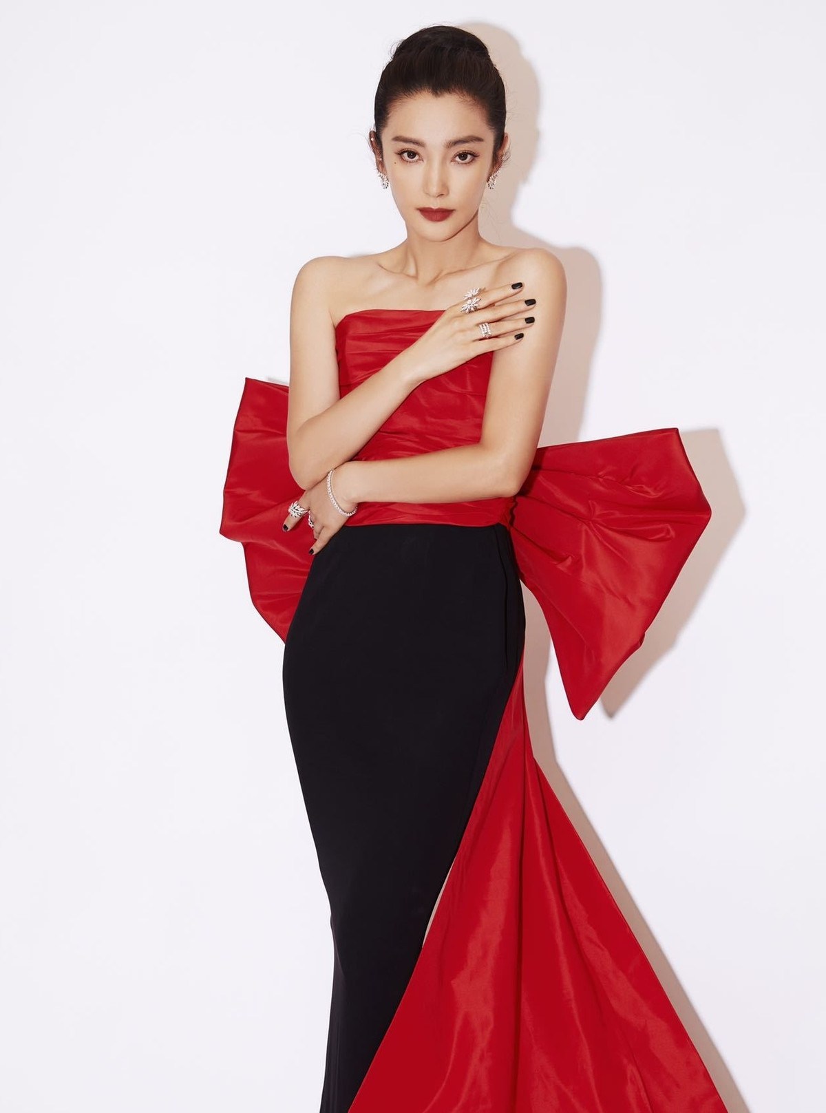 Lý Băng Băng quyến rũ với bộ váy cúp ngực ở tuổi 49. Hiện tại, nữ diễn viên đã là bà chủ của một trong những công ty giải trí lớn nhất Trung Quốc. Công ty Hòa Tụng ký hợp đồng với các nghệ sĩ lớn như Triệu Lệ Dĩnh, Cổ Lực Na Trát, Vương Tuấn Khải...