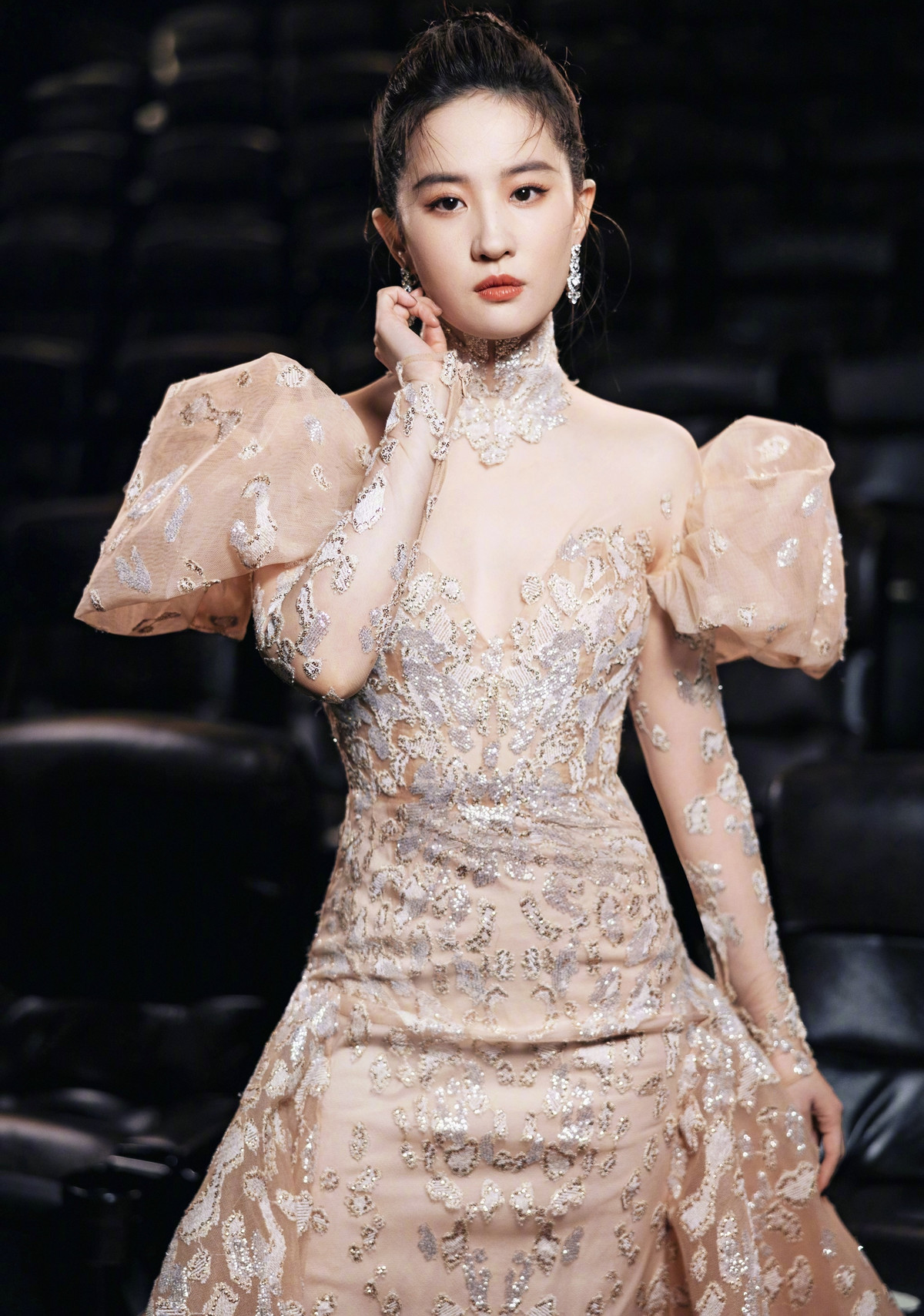 Sina đưa tin Đêm hội Điện ảnh Weibo tổ chức vào tối 14/8 quy tụ dàn sao nổi tiếng của Trung Quốc. Trong đó, Lưu Diệc Phi là minh tinh được mong chờ nhất. Bộ váy Haute Couture của thương hiệu Elie Saab càng làm tôn lên nét quý phái của nữ diễn viên.