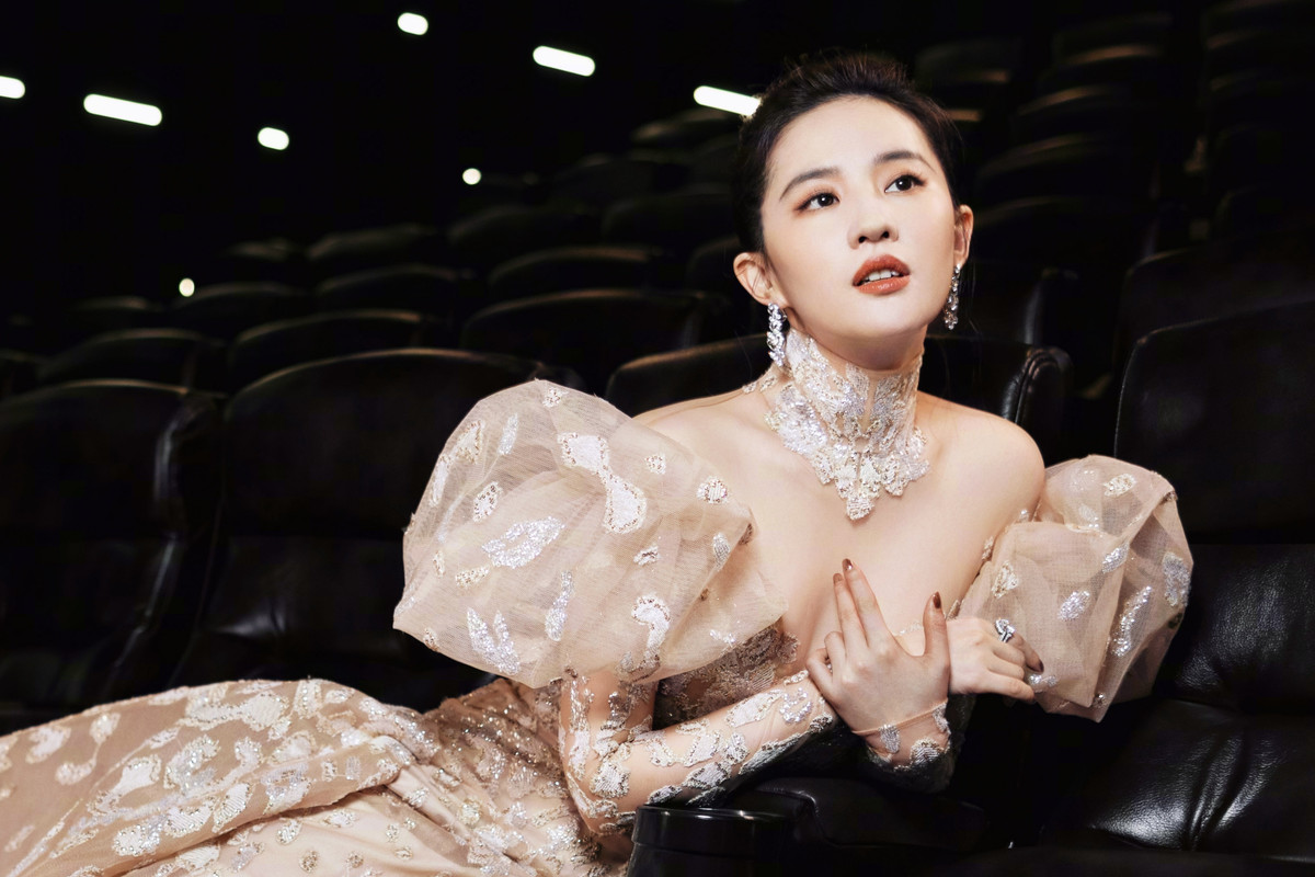 Thời gian gần đây, Lưu Diệc Phi chăm chỉ xuất hiện hơn. Cô vừa có sự trở lại mảng truyền hình thành công, nhờ dự án cổ trang Mộng hoa lục. Bộ phim gây tiếng vang lớn, giúp nữ diễn viên vực dậy danh tiếng sau nhiều năm sự nghiệp chững lại.