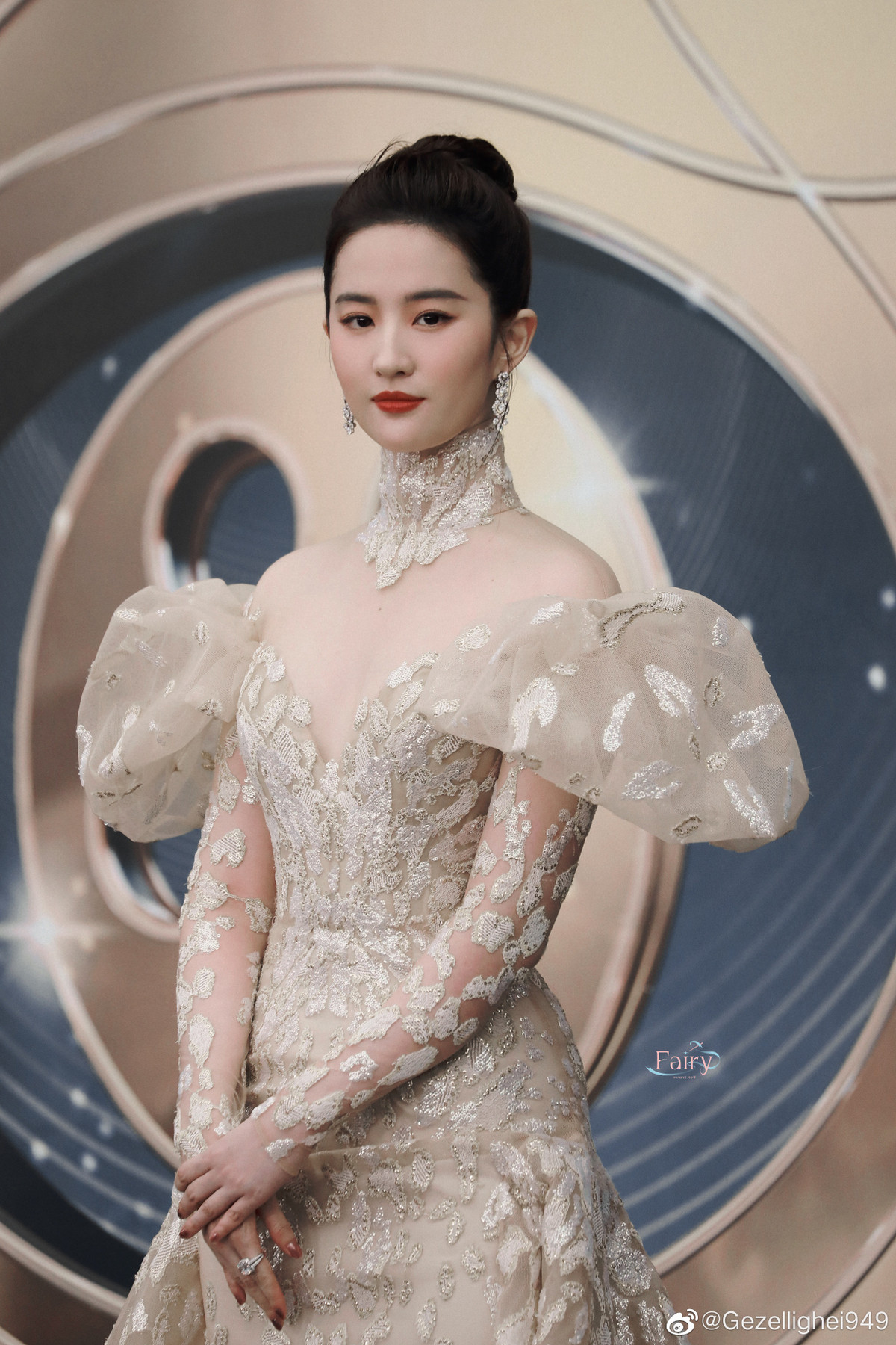 Lưu Diệc Phi với vẻ sang trọng, làn da trắng sáng nổi bật nhận được nhiều lời khen của công chúng. Lựa chọn trang phục đắt giá, cầu kỳ trong từng chi tiết trang sức, giúp Lưu Diệc Phi lấn át các minh tinh khác cùng tham dự sự kiện.