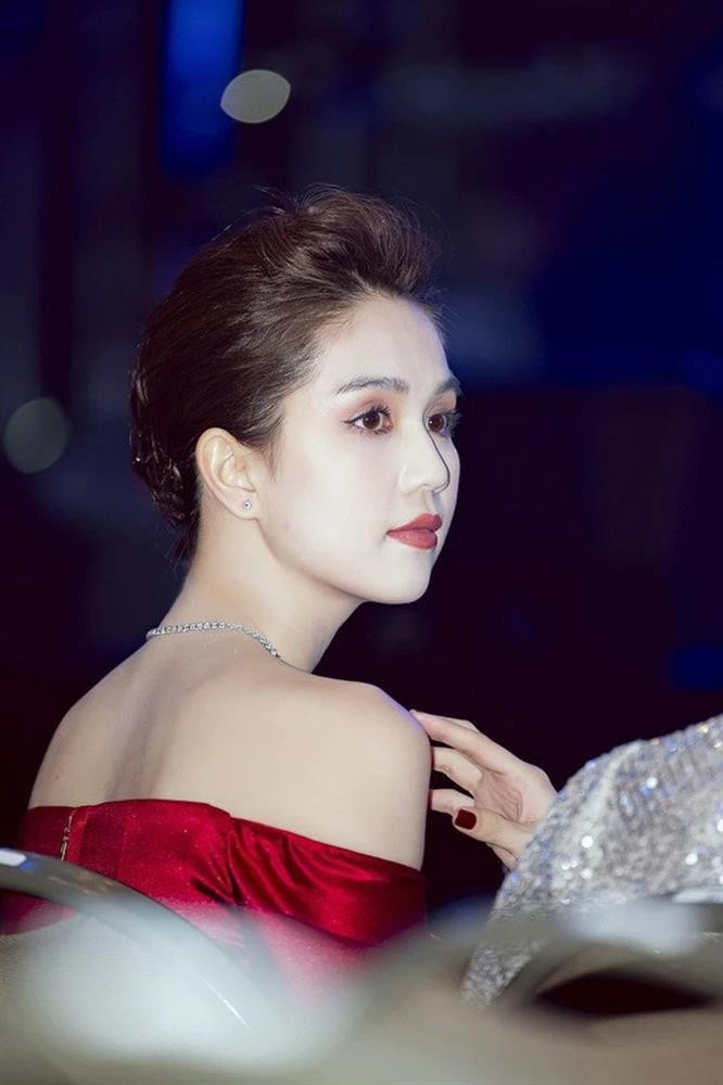 br/> Nhắc đến Ngọc Trinh, khán giả thường hay nghĩ đến mỹ nữ cùng làn da trắng đặc trưng, trở thành thương hiệu triệu đô. Chân dài từng tuyên bố mình đã phải giữ gìn, chăm sóc cho làn da vô cùng cẩn thận, thậm chí tắm trắng hay uống những viên thuốc làm trắng da từ bên trong.