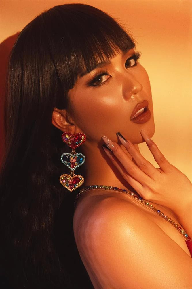 Làn da Ngọc Trinh nâu sậm như thỏi socola ngọt ngào.