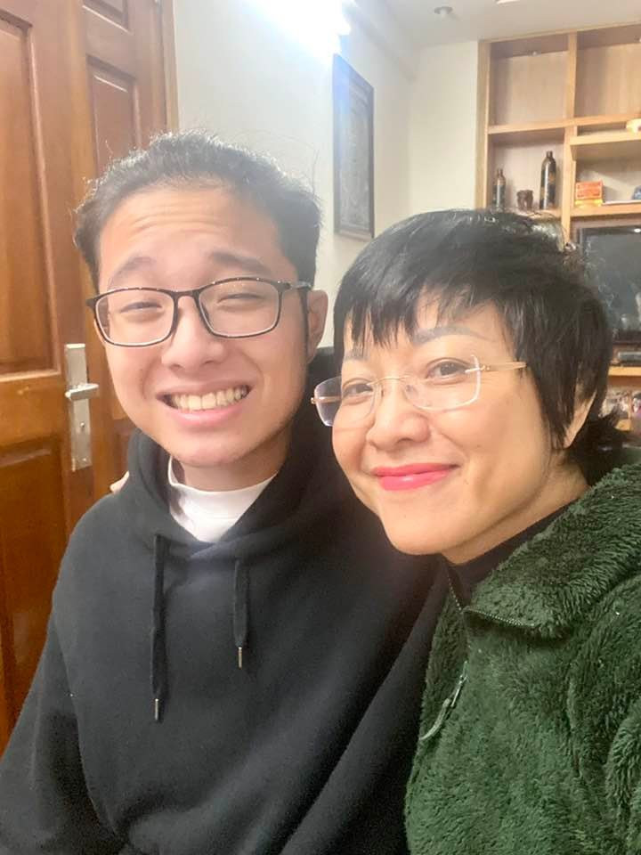  Thảo Vân viết: "Thế là hết một năm rồi. Một năm mà chúng ta đã ở trong nhà quá nhiều so với tất cả năm, rất nhiều việc chưa làm được, rất nhiều nơi chưa đi, rất nhiều người chưa gặp… Qua đi hết nhé mọi điều không vui!". Bữa cơm tất niên nhà Thảo Vân còn có bạn gái của Tít.