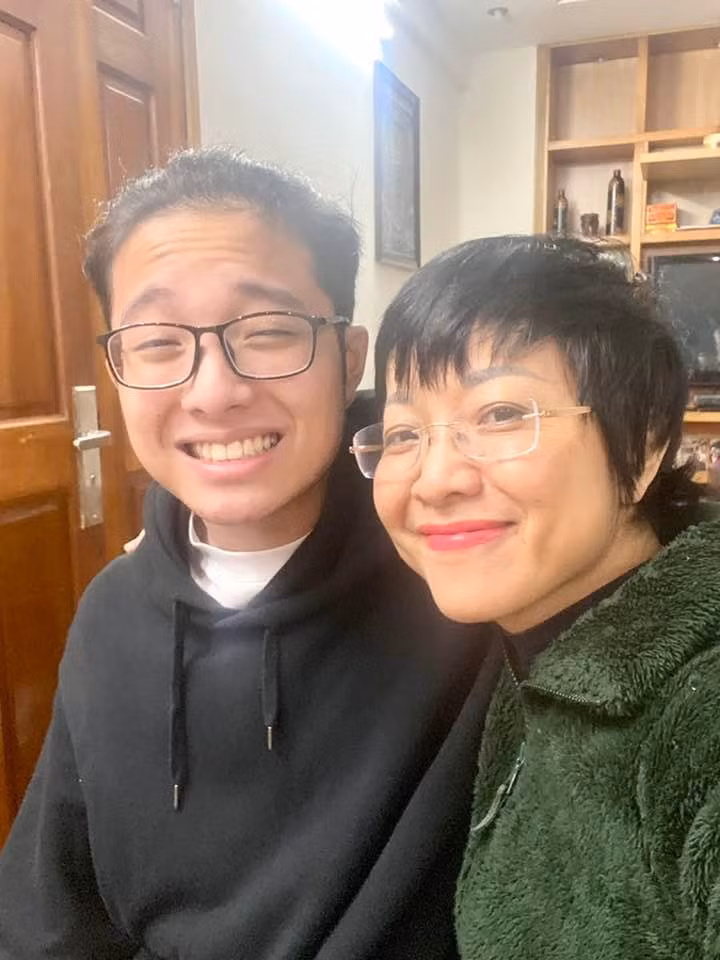  Thảo Vân viết: "Thế là hết một năm rồi. Một năm mà chúng ta đã ở trong nhà quá nhiều so với tất cả năm, rất nhiều việc chưa làm được, rất nhiều nơi chưa đi, rất nhiều người chưa gặp… Qua đi hết nhé mọi điều không vui!". Bữa cơm tất niên nhà Thảo Vân còn có bạn gái của Tít.