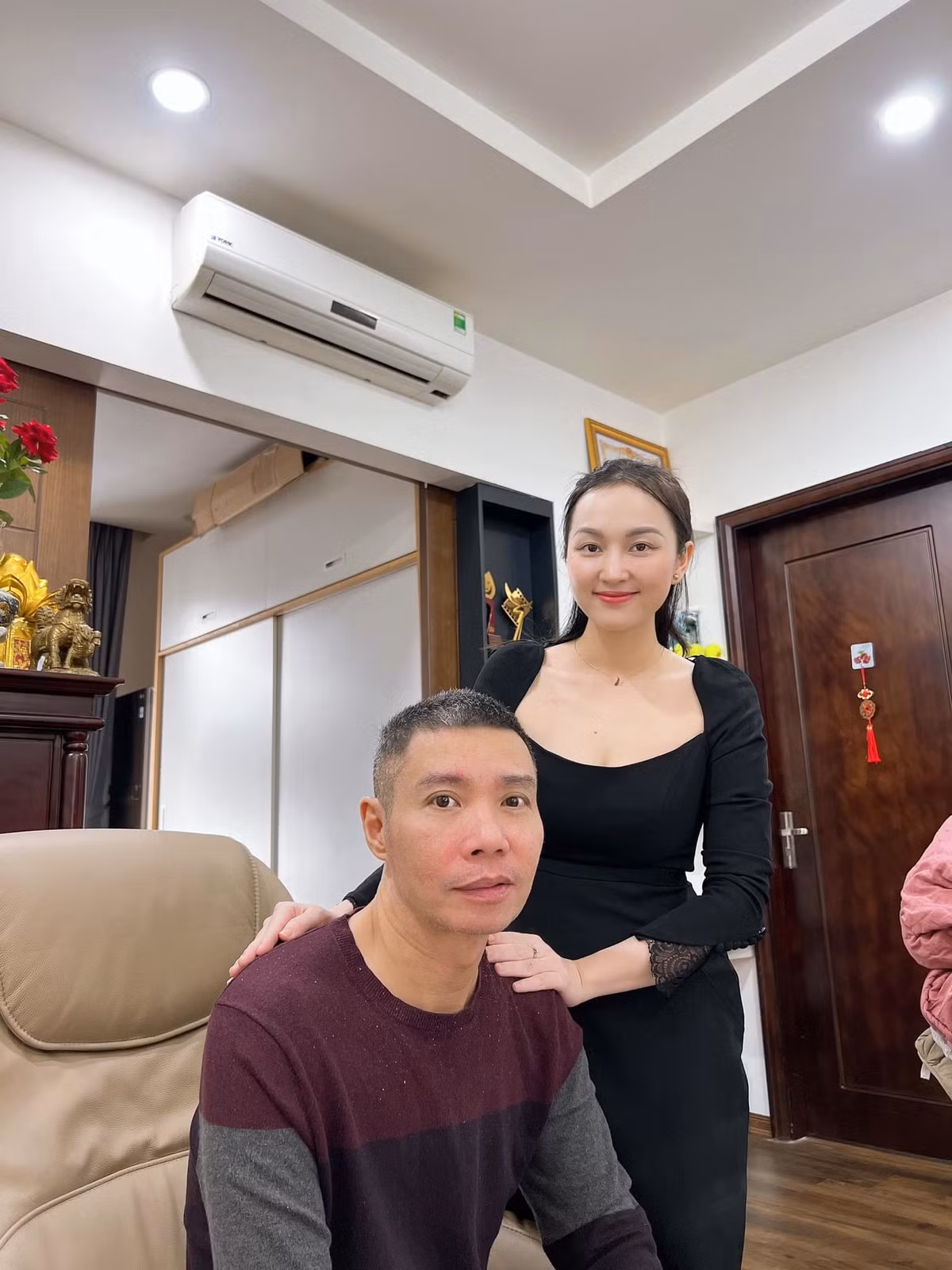 Công Lý chụp hình với người quen.