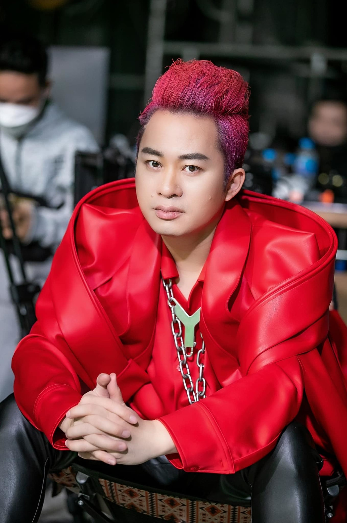 Tùng Dương nhìn lạ với tóc đỏ.