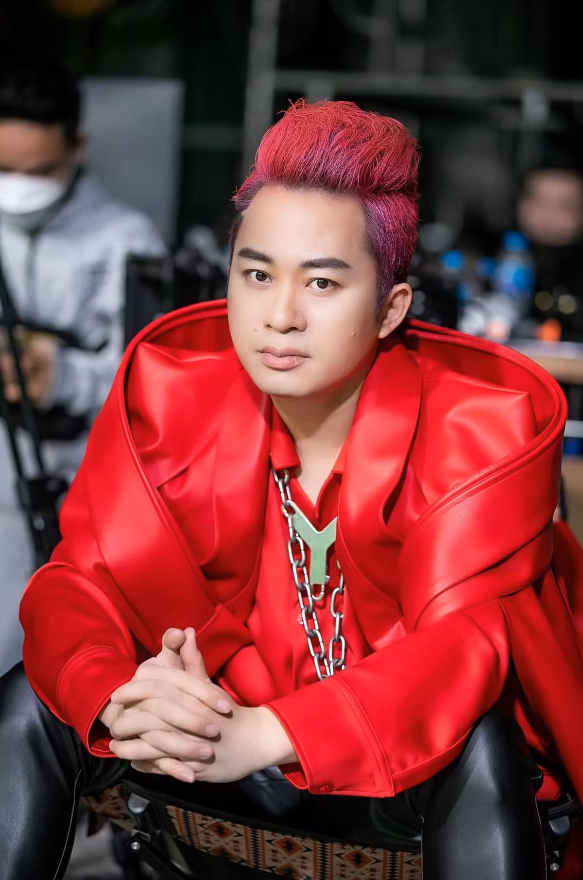 Tùng Dương nhìn lạ với tóc đỏ.