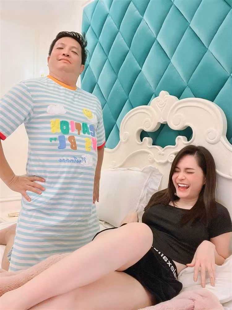 Tuy nhiên, hình ảnh mới mà Đoàn Di Băng chia sẻ về chồng khiến dân mạng té ngửa vì Nguyễn Quốc Vũ khoác lên người bộ váy ngủ chỉ 190k lại còn màu sắc sặc sỡ.