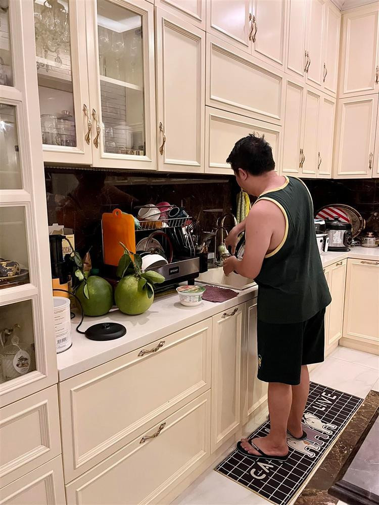 ảnh đại gia quận 7 ăn mặc chẳng khác gì giúp việc đã quá quen thuộc với cư dân mạng.