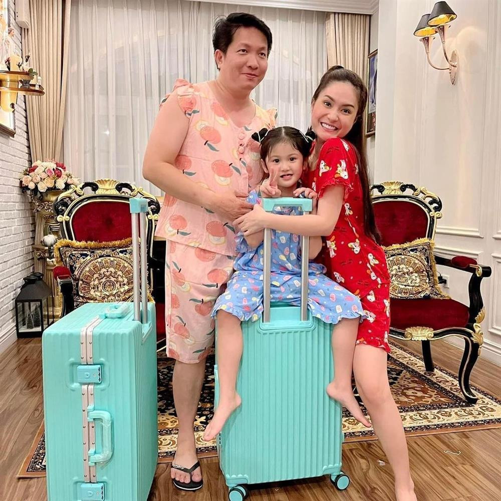 ảnh cả 2 vợ chồng "xì tin" với đồ bộ được chia sẻ công khai trên mạng xã hội mà chẳng sợ "mất hình tượng".