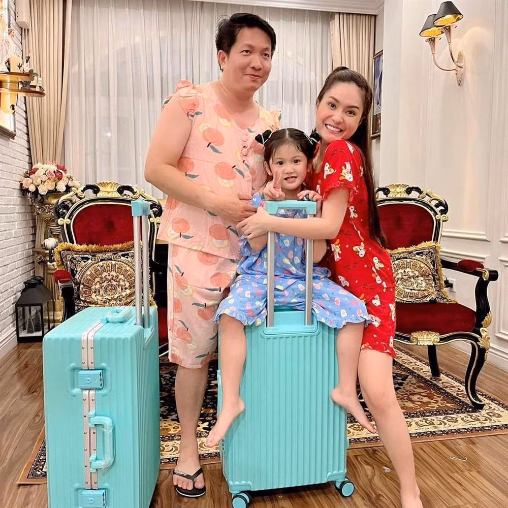 Cảnh cả 2 vợ chồng "xì tin" với đồ bộ được chia sẻ công khai trên mạng xã hội mà chẳng sợ "mất hình tượng".