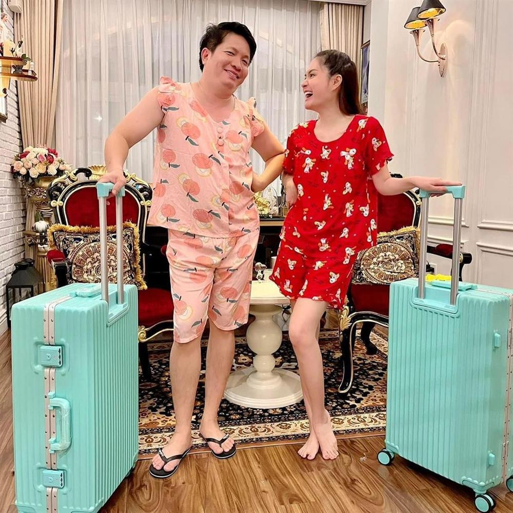 ếu không phải quần đùi, áo 3 lỗ thì lại là những bộ đồ màu sắc và kiểu dáng nữ tính như mượn của vợ.