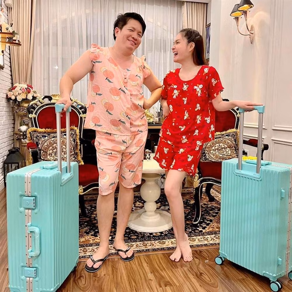 Nếu không phải quần đùi, áo 3 lỗ thì lại là những bộ đồ màu sắc và kiểu dáng nữ tính như mượn của vợ.