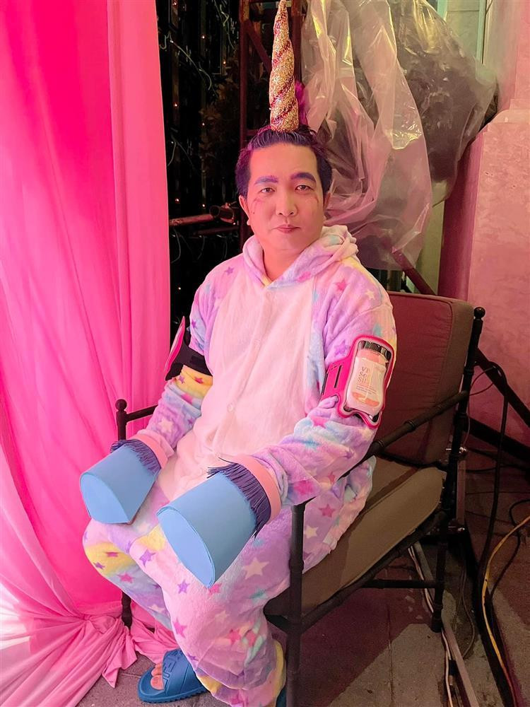 òn trong dịp sinh nhật mình thì chồng Đoàn Di Băng mặc gì? Một bộ đồ ngủ hình ngựa một sừng với lớp make up mà chính vợ phải thốt lên: "Đây là con ngựa xấu nhất trong lịch sử".