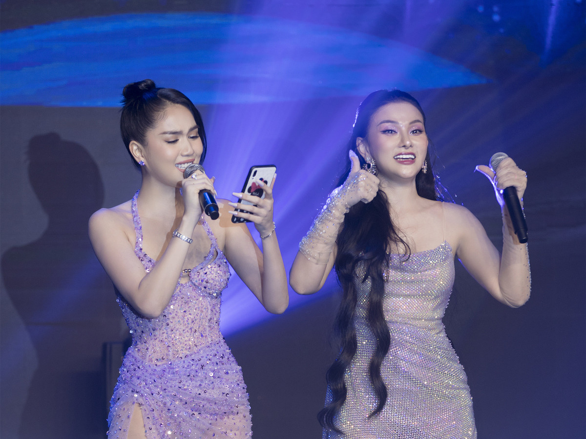 Ca sĩ Thu Thủy thể hiện vũ đạo "bốc lửa" trong ca khúc “Nói yêu em vậy đi”. Tiết mục được khán giả tán thưởng nhất là màn song ca "Think of you" của Ngọc Trinh và Thu Thủy.