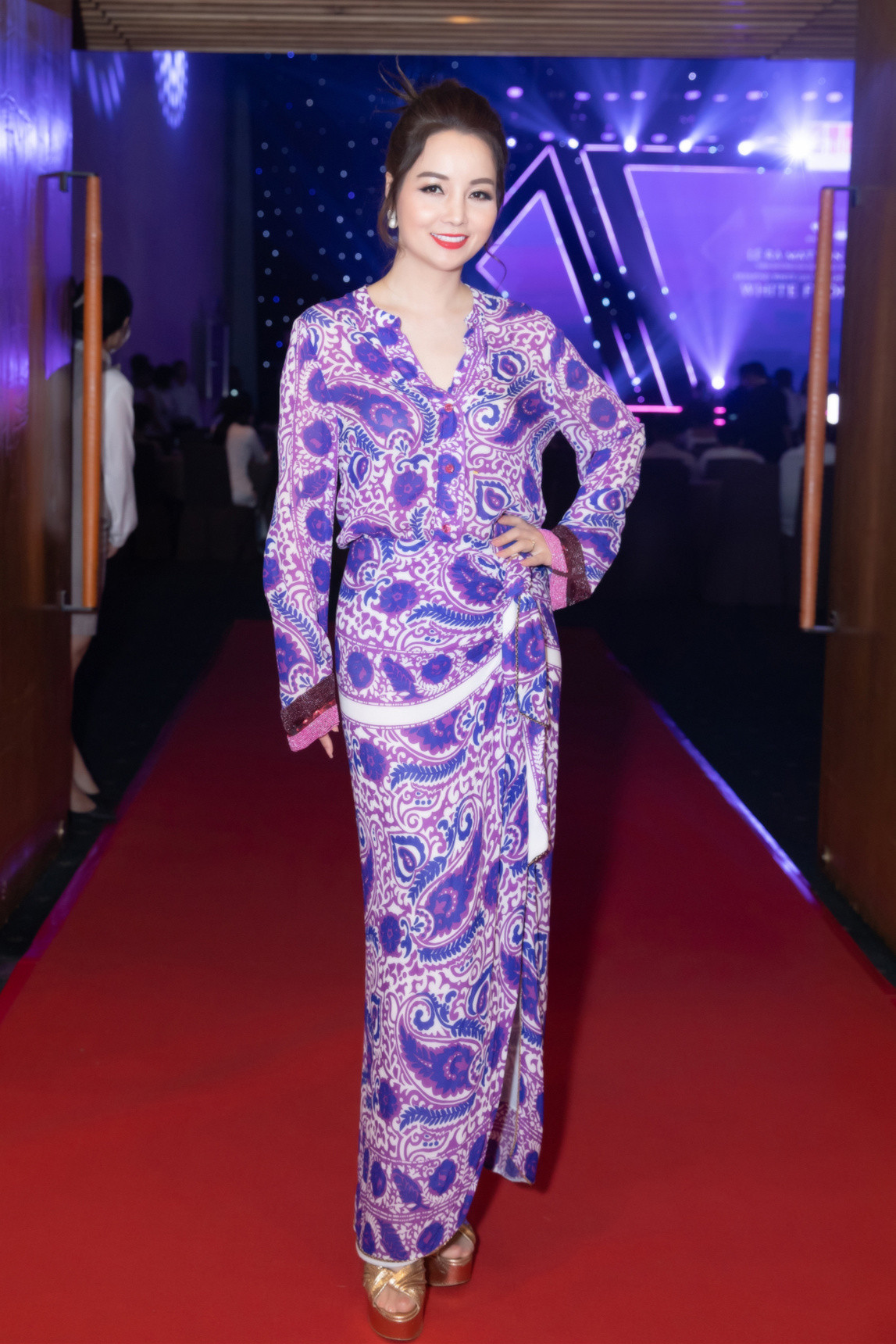 Diễn viên Mai Thu Huyền đẹp sang trọng trong trang phục họa tiết.