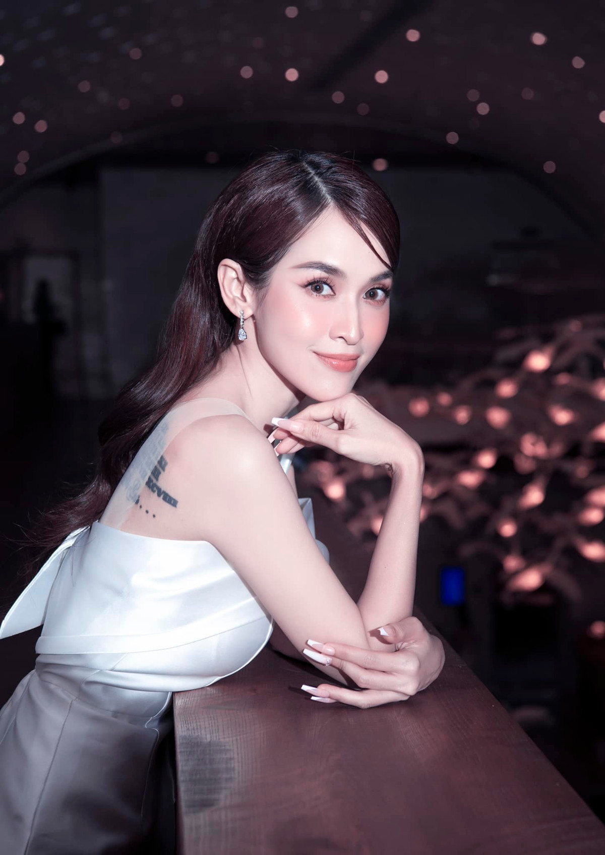 Diễn viên Tú Vi lẻ bóng dự sự kiện. Cô thu hút bởi phong cách trang điểm nhẹ nhàng, đôi mắt sắc sảo và bộ móng "khủng".