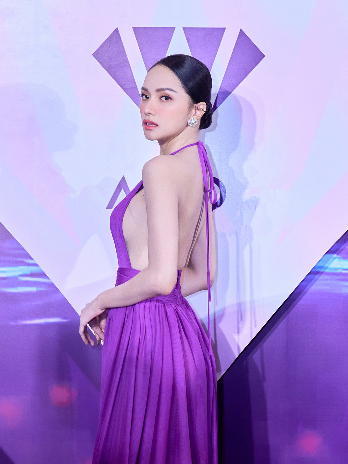 Hoa hậu Hương Giang khoe lưng trần gợi cảm trong chiếc váy yếm, tóc búi cao phối cùng phụ kiện kim cương.