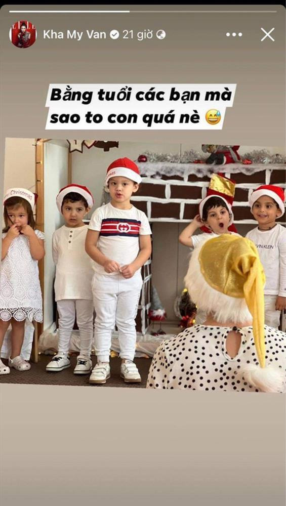 Có mẹ là người mẫu, bố là doanh nhân giàu có, quý tử mới sinh ra đã ở vạch đích. Mới đây, người đẹp chia sẻ một bức ảnh về bé Mao Mao gây chú ý. Có thể thấy, trong hình, dù đứng cùng bạn bè trang lứa nhưng nhóc tỳ lại lớn trội vượt bậc, cao hơn hẳn cái đầu. Mao Mao thừa hưởng hết các nét đẹp từ cả bố lẫn mẹ với gương mặt lai mang hai dòng máu Việt - Ý, mái tóc xoăn cùng chiều cao lý tưởng từ mẹ.