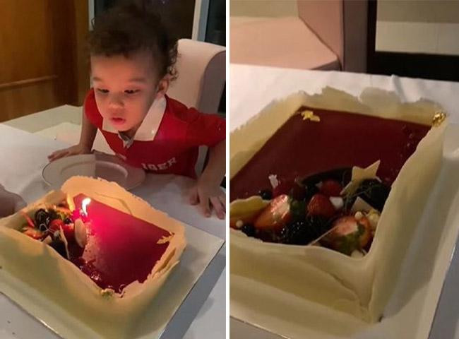 Trong sinh nhật 3 tuổi của cậu nhóc, nữ người mẫu còn chơi lớn khi mua hẳn bánh sinh nhật dát vàng cho con. Ngoài ra, cậu bé cũng diện loạt đồ hiệu đắt đỏ từ nhỏ.