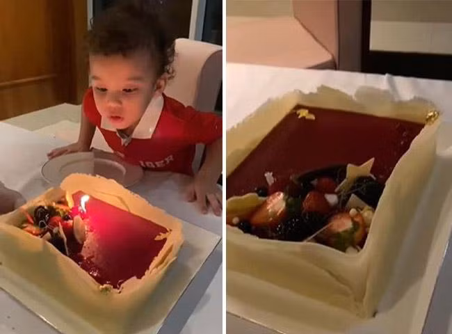 Trong sinh nhật 3 tuổi của cậu nhóc, nữ người mẫu còn chơi lớn khi mua hẳn bánh sinh nhật dát vàng cho con. Ngoài ra, cậu bé cũng diện loạt đồ hiệu đắt đỏ từ nhỏ.