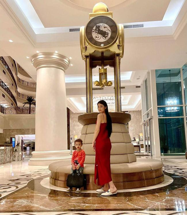 Chuyển sang Dubai, bé Mao Mao từ nhỏ đã sống trong căn biệt thự 23 tỷ đồng. Vợ chồng Kha Mỹ Vân còn thuê một bảo mẫu với giá 17 triệu đồng mỗi tháng để hỗ trợ việc chăm sóc bé. Khi cứng cáp, rich kid được học trong trường chuẩn quốc tế với học phí 23 triệu đồng/1 tháng chưa bao gồm tiền ăn uống.