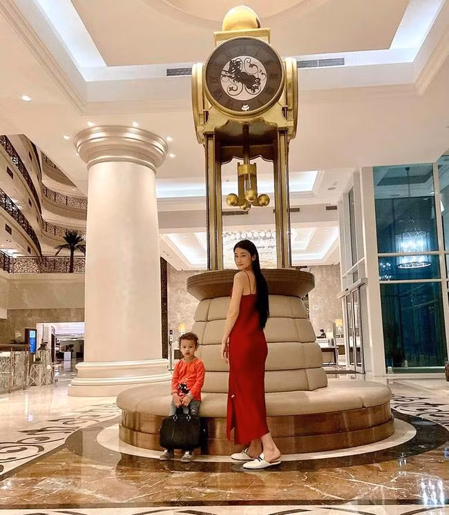 Chuyển sang Dubai, bé Mao Mao từ nhỏ đã sống trong căn biệt thự 23 tỷ đồng. Vợ chồng Kha Mỹ Vân còn thuê một bảo mẫu với giá 17 triệu đồng mỗi tháng để hỗ trợ việc chăm sóc bé. Khi cứng cáp, rich kid được học trong trường chuẩn quốc tế với học phí 23 triệu đồng/1 tháng chưa bao gồm tiền ăn uống.