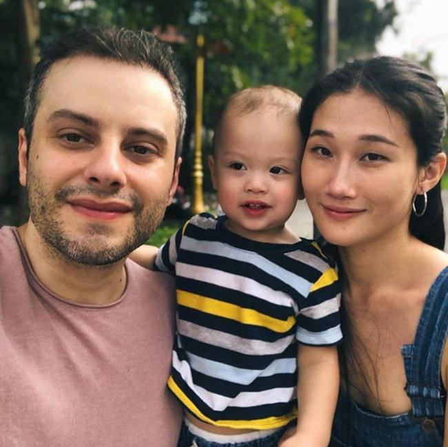 Chỉ chưa đầy 5 tháng sau, Á quân Vietnam’s Next Top Model 2012 đã nhanh chóng thông báo rằng cô đang mang thai. Đến 21/8/2018 đúng ngày sinh nhật của mình, nữ người mẫu bất ngờ chia sẻ thông tin đã sinh con đầu lòng - bé Mao Mao. Sau đó, tổ ấm nhỏ đã nhanh chóng chuyển sang Dubai sinh sống.