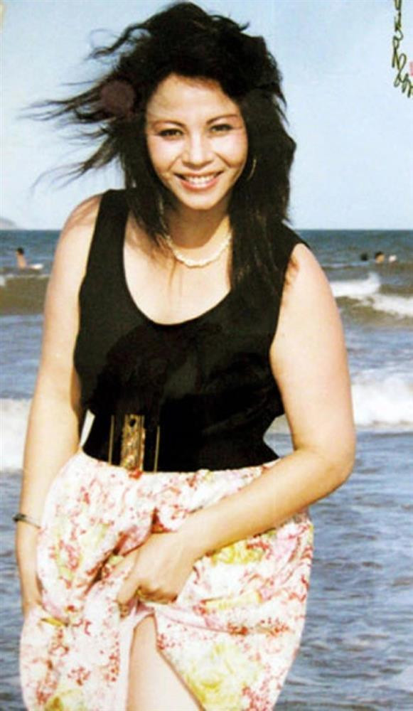 hời điểm đó, nữ diễn viên đã rất sành điệu diện áo sát nách, chân váy hoa và nhấn nhá bằng phụ kiện thắt lưng bản to tôn vòng eo.