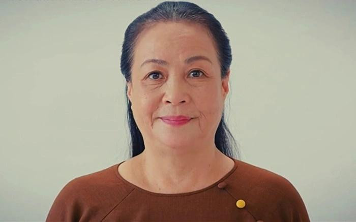 br/> Thương Ngày Nắng Về đang là bộ phim truyền hình được khán giả yêu thích. Phim có sự góp mặt của diễn viên gạo cội như NSƯT Thanh Quý cùng dàn diễn viên vũ trụ điện ảnh VTV như Huyền Lizzie, Lan Phương, Đình Tú... Pha bị cắt lên sóng của diễn viên Hồng Đăng ở những tập cuối vì vướng lùm xùm đời tư cũng gây sự thu hút, tò mò của người xem. Trong tập 52 Thương Ngày Nắng Về lên sóng tối 1/8, bà Nga (NSƯT Thanh Quý) đã có phân cảnh gây xúc động. Tự ý thức được thời gian của mình không còn nhiều, bà Nga tranh thủ viết nhật ký, làm hết những điều cần làm, kể cả việc tự chuẩn bị cho mình một tấm ảnh thờ.