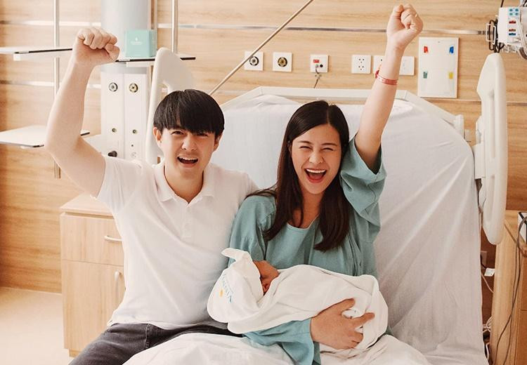 gay sau khi sinh, Đông Nhi cũng khoe ảnh gia đình 3 người vô cùng hạnh phúc. Dù vừa "vượt cạn" nhưng Đông Nhi rất tươi tắn.