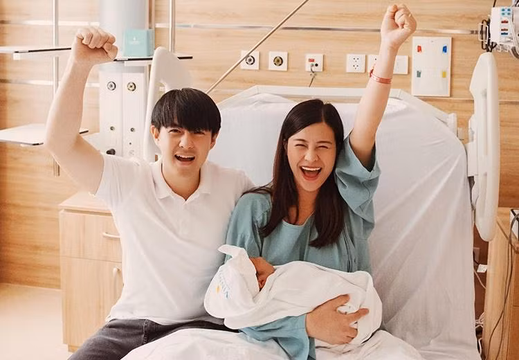 Ngay sau khi sinh, Đông Nhi cũng khoe ảnh gia đình 3 người vô cùng hạnh phúc. Dù vừa "vượt cạn" nhưng Đông Nhi rất tươi tắn.