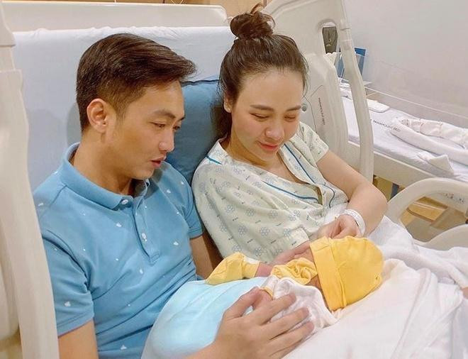 gày Suchin chào đời, đích thân Cường Đô La chia sẻ bức ảnh lâm bồn thành công của Đàm Thu Trang. Nhiều người dành lời khen cho nhan sắc rạng rỡ ngay cả trên bàn đẻ của Đàm Thu Trang.