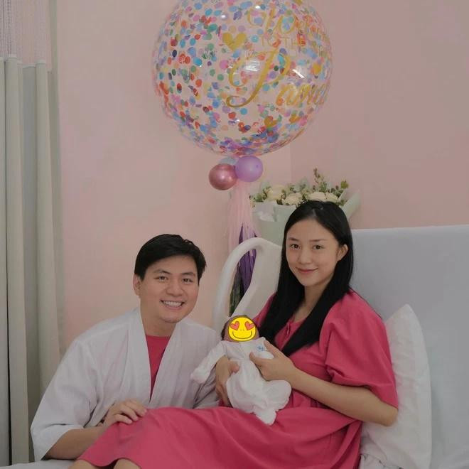 alim khoe mặt mộc 100% sau sinh khiến nhiều người ngưỡng mộ.